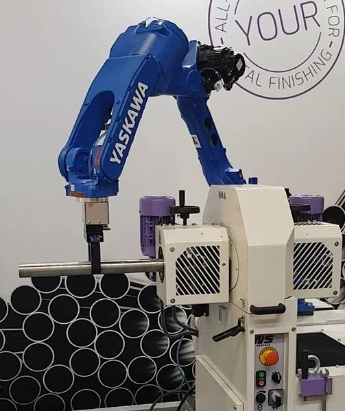 Robotické broušení nerezových trubek na brusce NS ML100