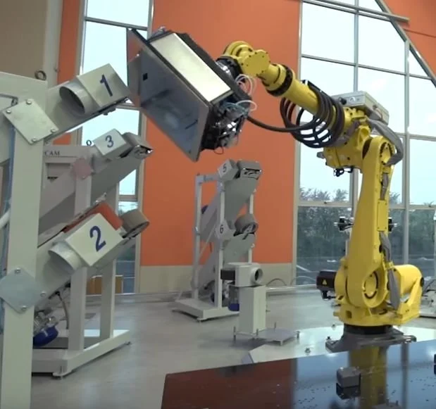 Robotické broušení nerezových dřezů na brusce GECAM 9492L